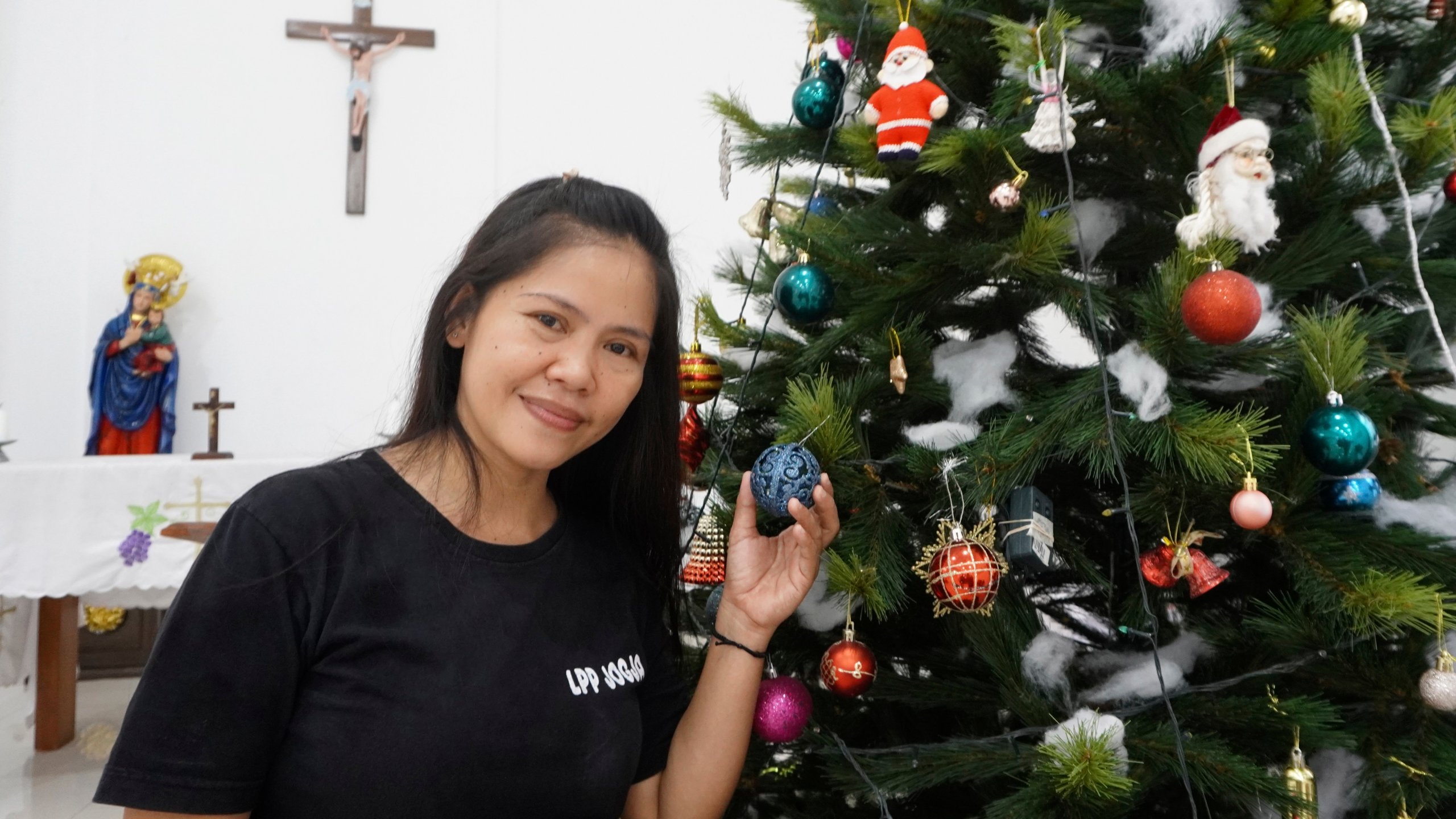 Filipino death-row drug convict Mary Jane Veloso poses for a photo alongside a Christmas tree during a holiday event at the Yogyakarta Women's Prison in Gunung Kidul, Indonesia, Tuesday, Dec. 10, 2024. (AP Photo/Slamet Riyadi)