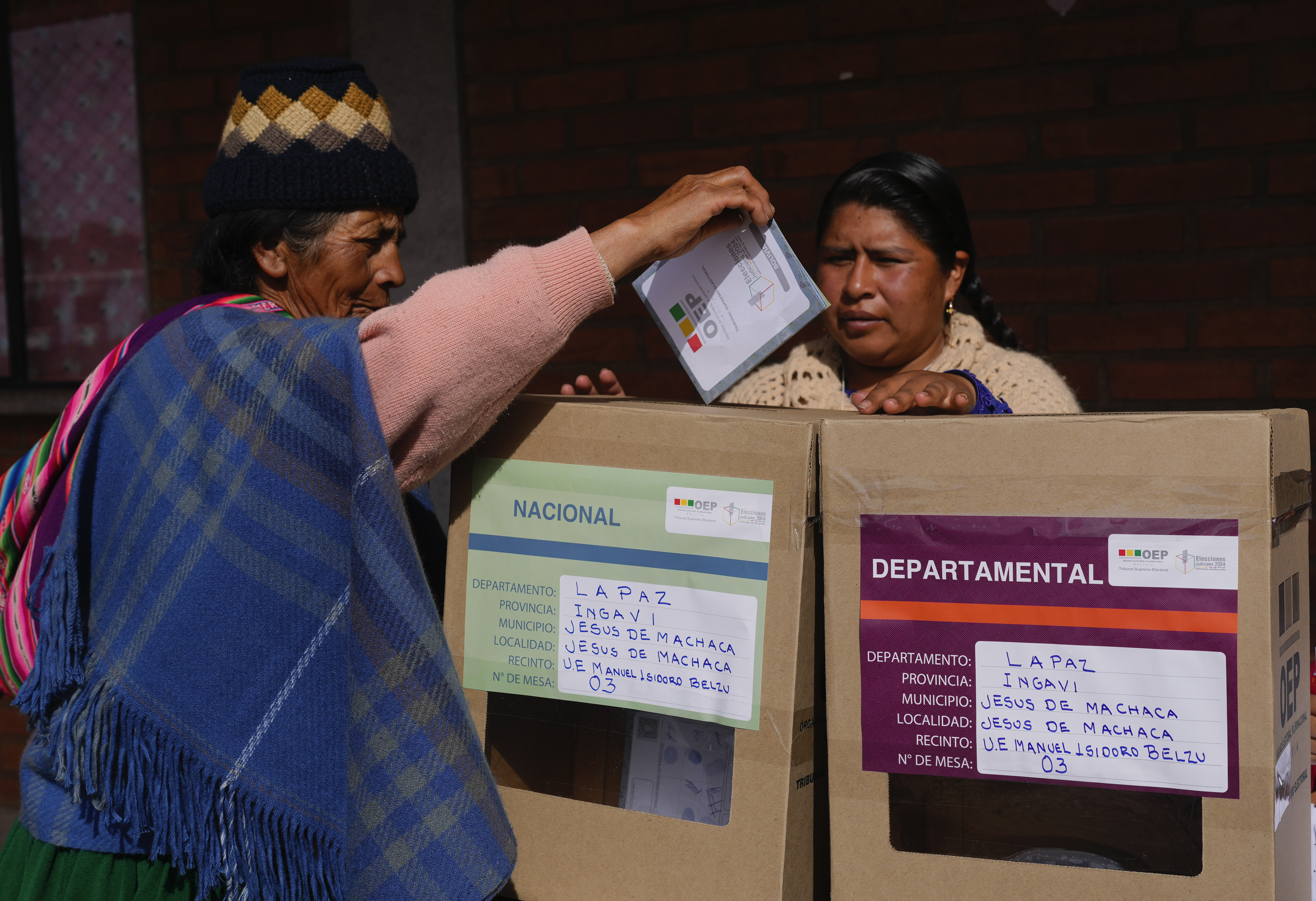 Una mujer aymara emite su voto durante las elecciones judiciales en Jesús de Machaca, Bolivia, el domingo 15 de diciembre de 2024. (Foto AP/Juan Karita)