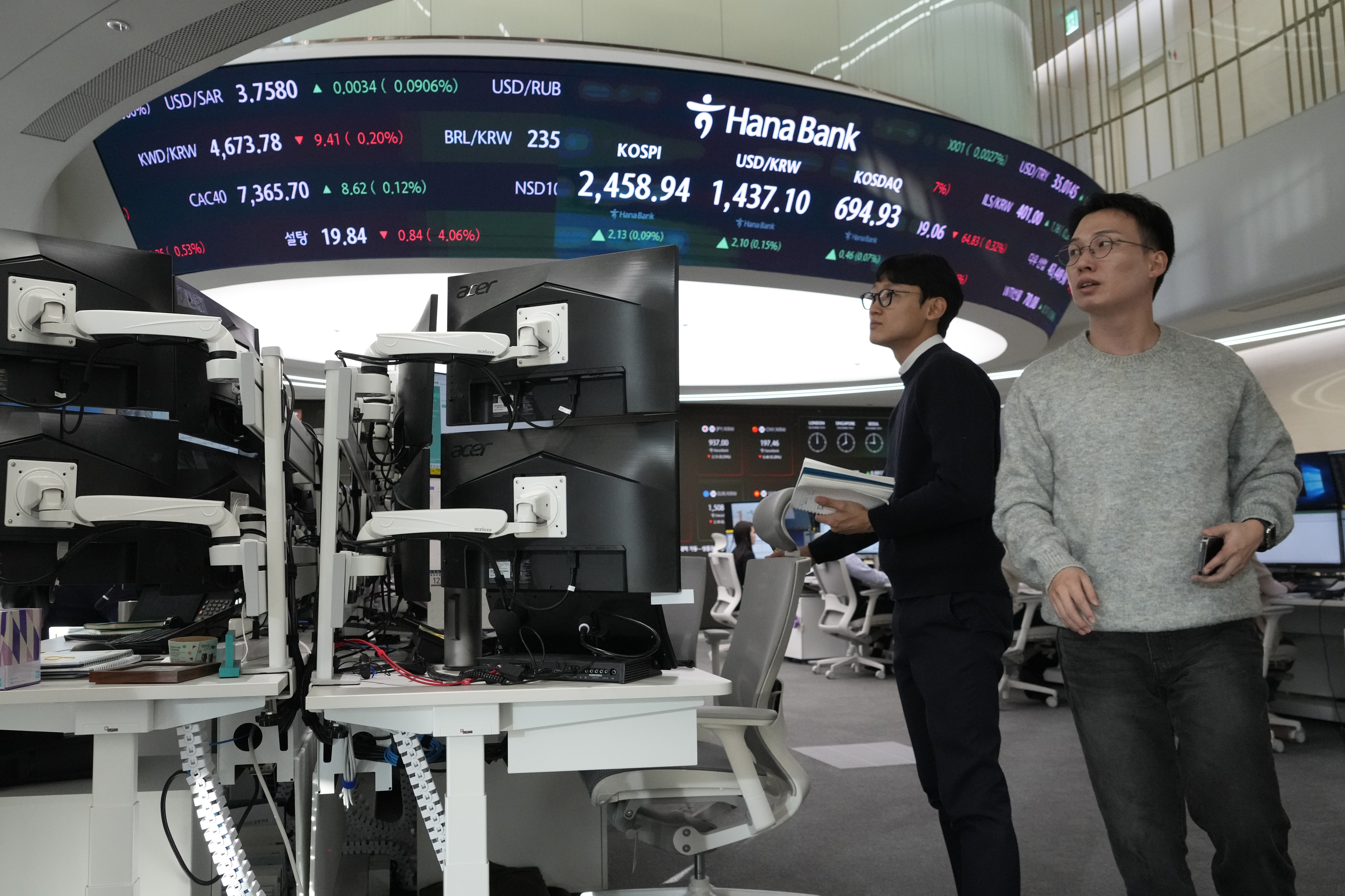 Currency traders work at the foreign exchange dealing room of the KEB Hana Bank headquarters in Seoul, South Korea, Wednesday, Dec. 18, 2024. (AP Photo/Ahn Young-joon)