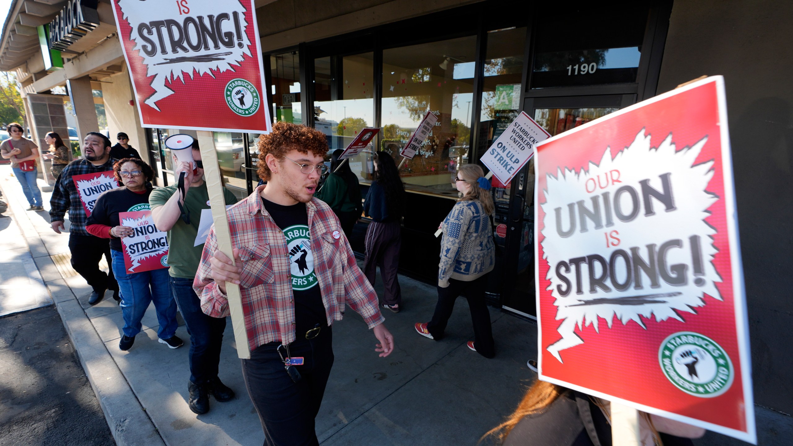 Starbuck workers picket outside of a closed Starbucks on Friday, Dec. 20, 2024, in Burbank, Calif. (AP Photo/Damian Dovarganes)