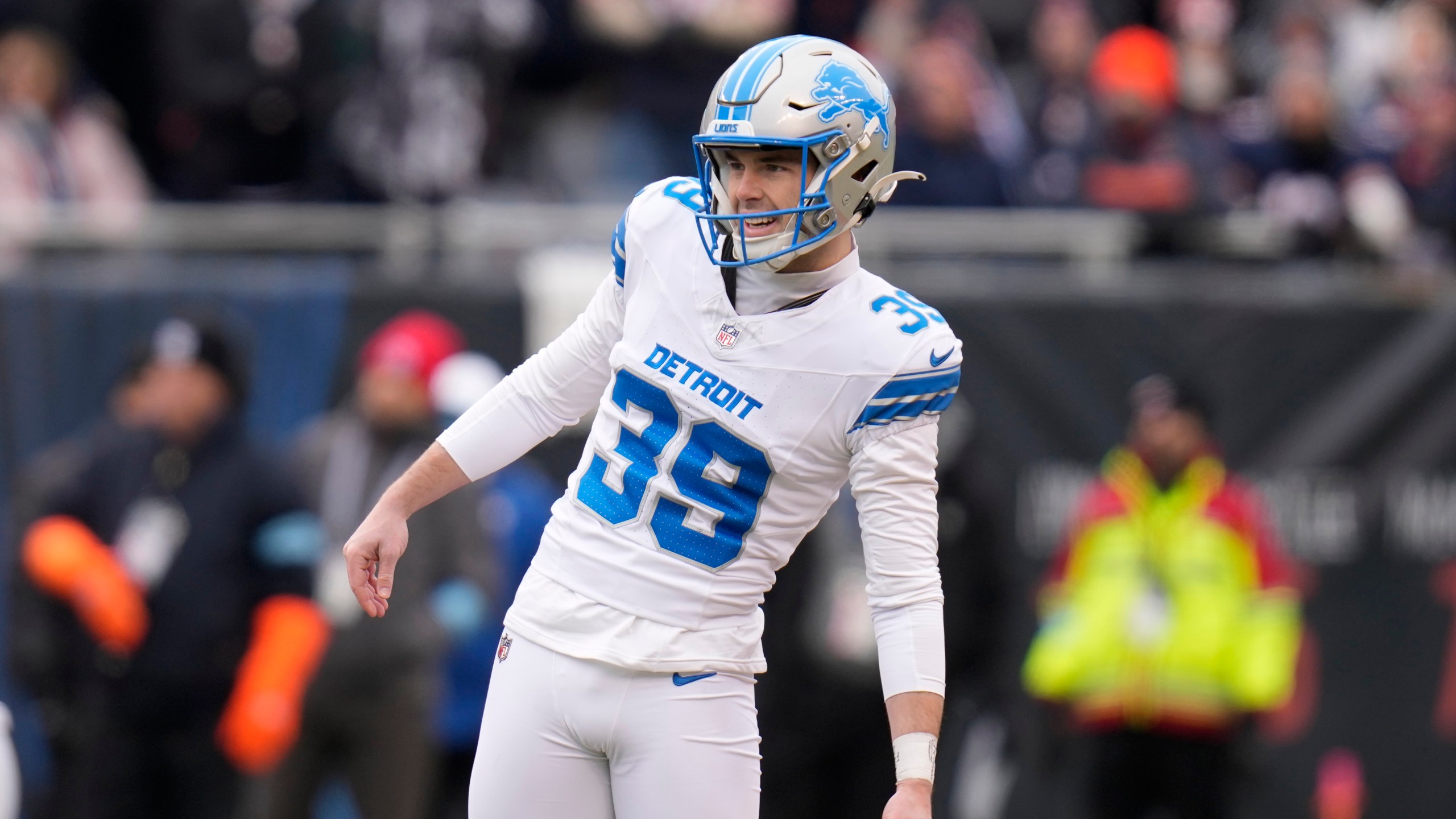 Detroit Lions place kicker Jake Bates watches his 65-yard field goal attempt that missed right during the first half of an NFL football game against the Chicago Bears on Sunday, Dec. 22, 2024, in Chicago. (AP Photo/Erin Hooley)