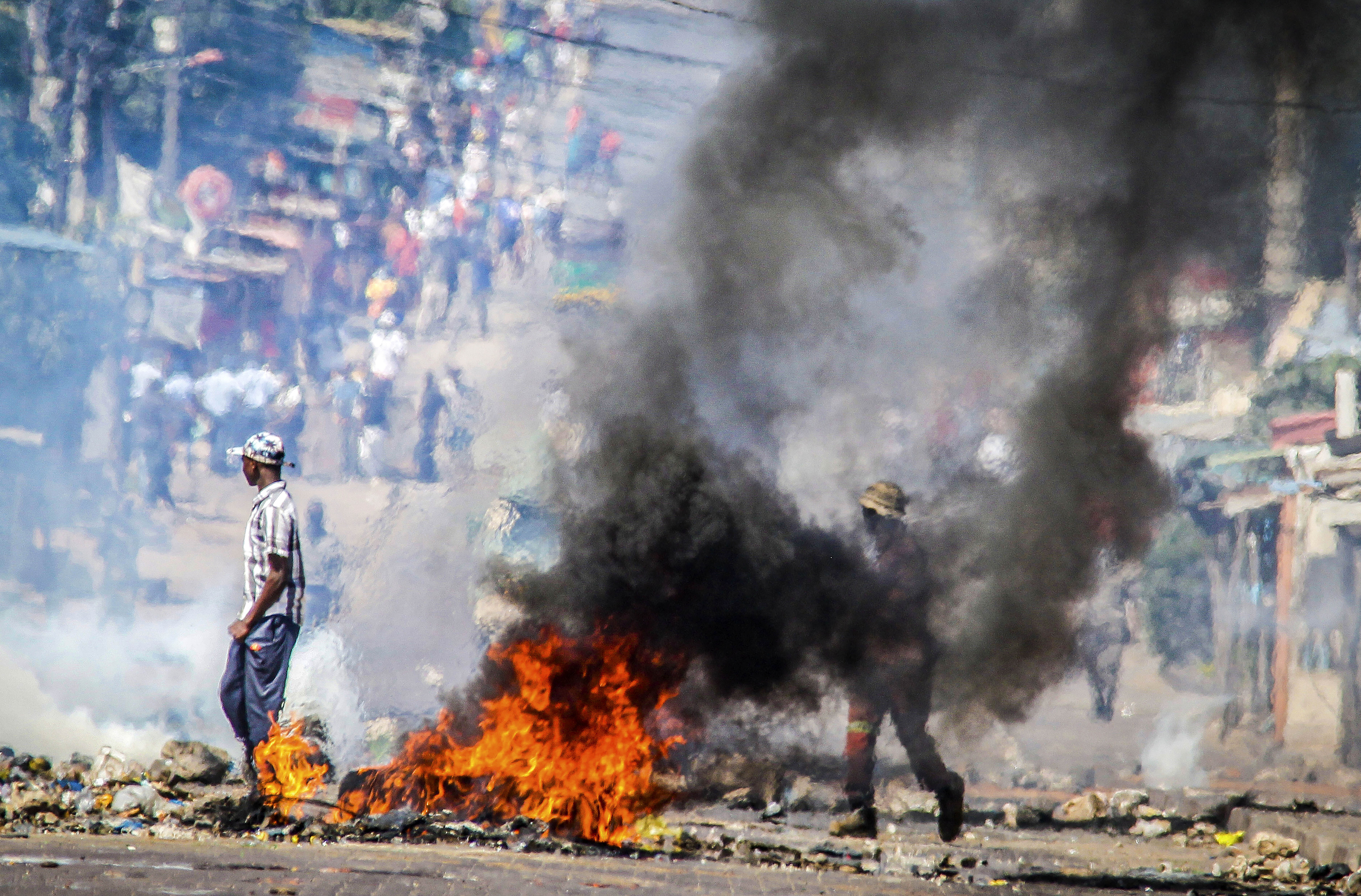 FILE - A barricade burns Tuesday, Nov. 5, 2024 in Mozambique's capital, Maputo,Tuesday, Nov. 5, 2024 in protests that have engulfed the country after the opposition rejected the results of the country's polls which saw the Frelimo party extend its 58-year rule. (AP Photo/Carlos Uqueio, File)