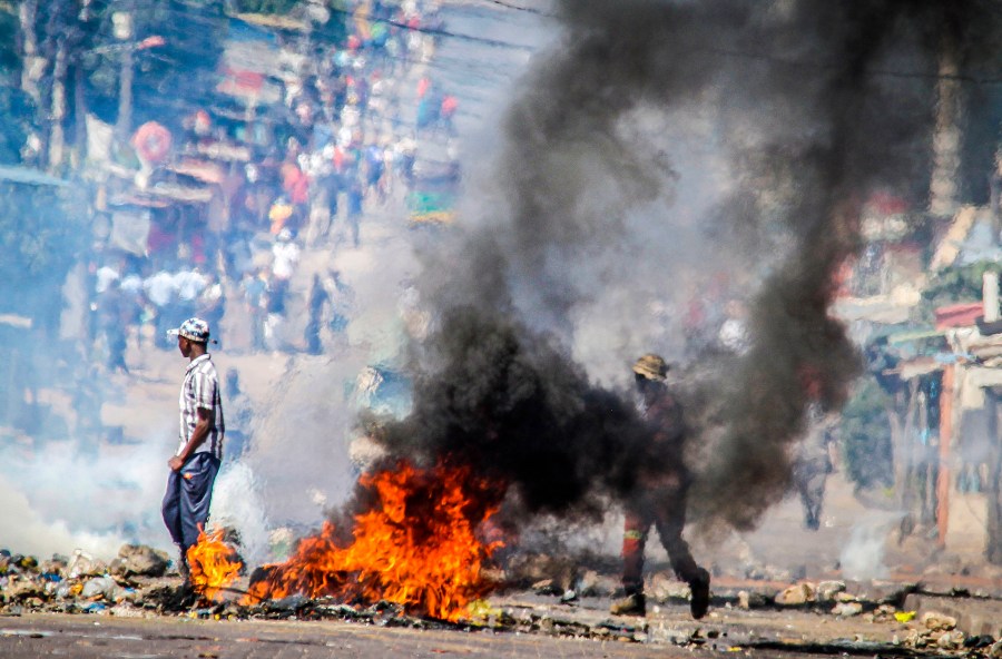 FILE - A barricade burns Tuesday, Nov. 5, 2024 in Mozambique's capital, Maputo,Tuesday, Nov. 5, 2024 in protests that have engulfed the country after the opposition rejected the results of the country's polls which saw the Frelimo party extend its 58-year rule. (AP Photo/Carlos Uqueio, File)