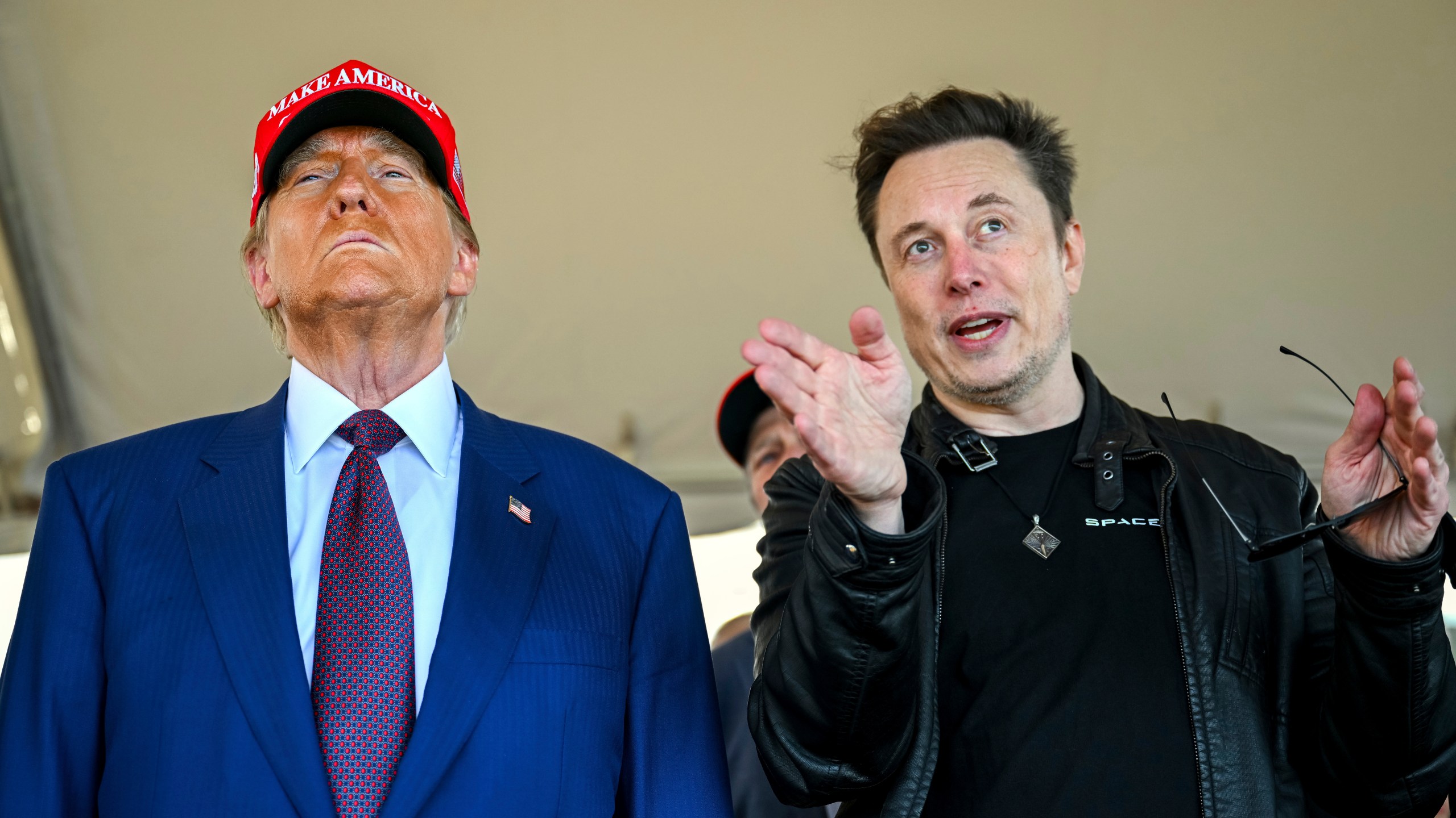 El presidente electo Donald Trump escucha a Elon Musk previo al despegue del megacohete Starship de la empresa SpaceX, propiedad de Musk, para un vuelo de prueba desde Starbase en Boca Chica, Texas, el 19 de noviembre de 2024. (Brandon Bell/Pool vía AP, Archivo)