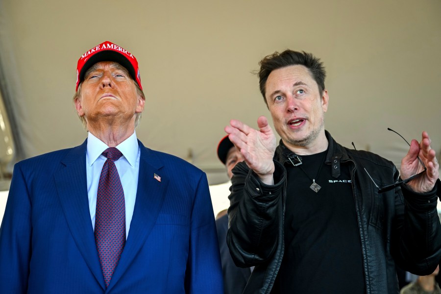 El presidente electo Donald Trump escucha a Elon Musk previo al despegue del megacohete Starship de la empresa SpaceX, propiedad de Musk, para un vuelo de prueba desde Starbase en Boca Chica, Texas, el 19 de noviembre de 2024. (Brandon Bell/Pool vía AP, Archivo)