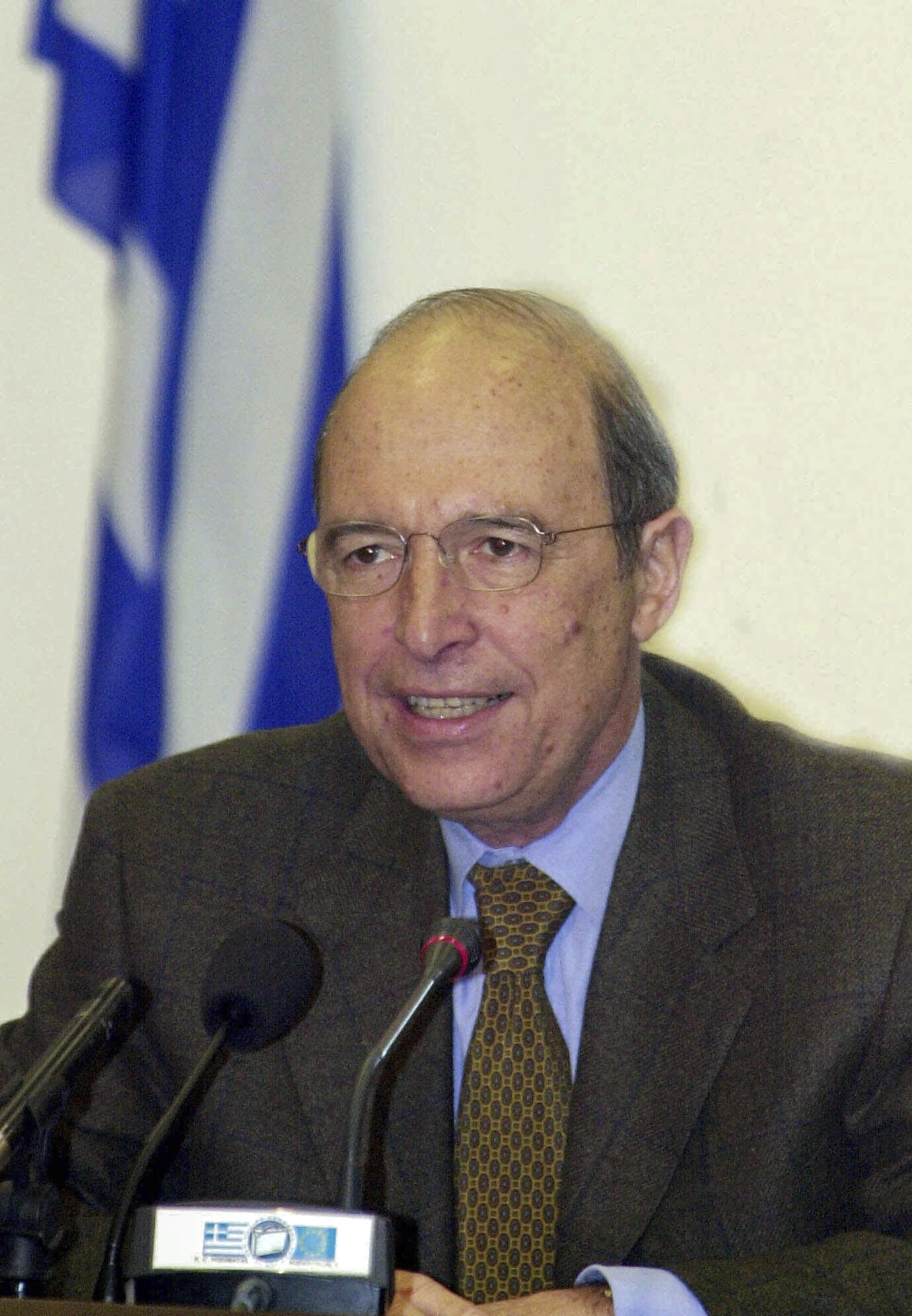 FILE - Greece's Prime Minister Costas Simitis declares a razor-thin victory over conservative opponents following general elections, in Athens on Monday, April 10, 2000. Costas Simitis, a Prime Minister of Greece from 1996 to 2004 and the architect of the country's joining the common European currency, the euro, has died at 88, state TV ERT reports.(AP Photo/Thanassis Stavrakis, File)