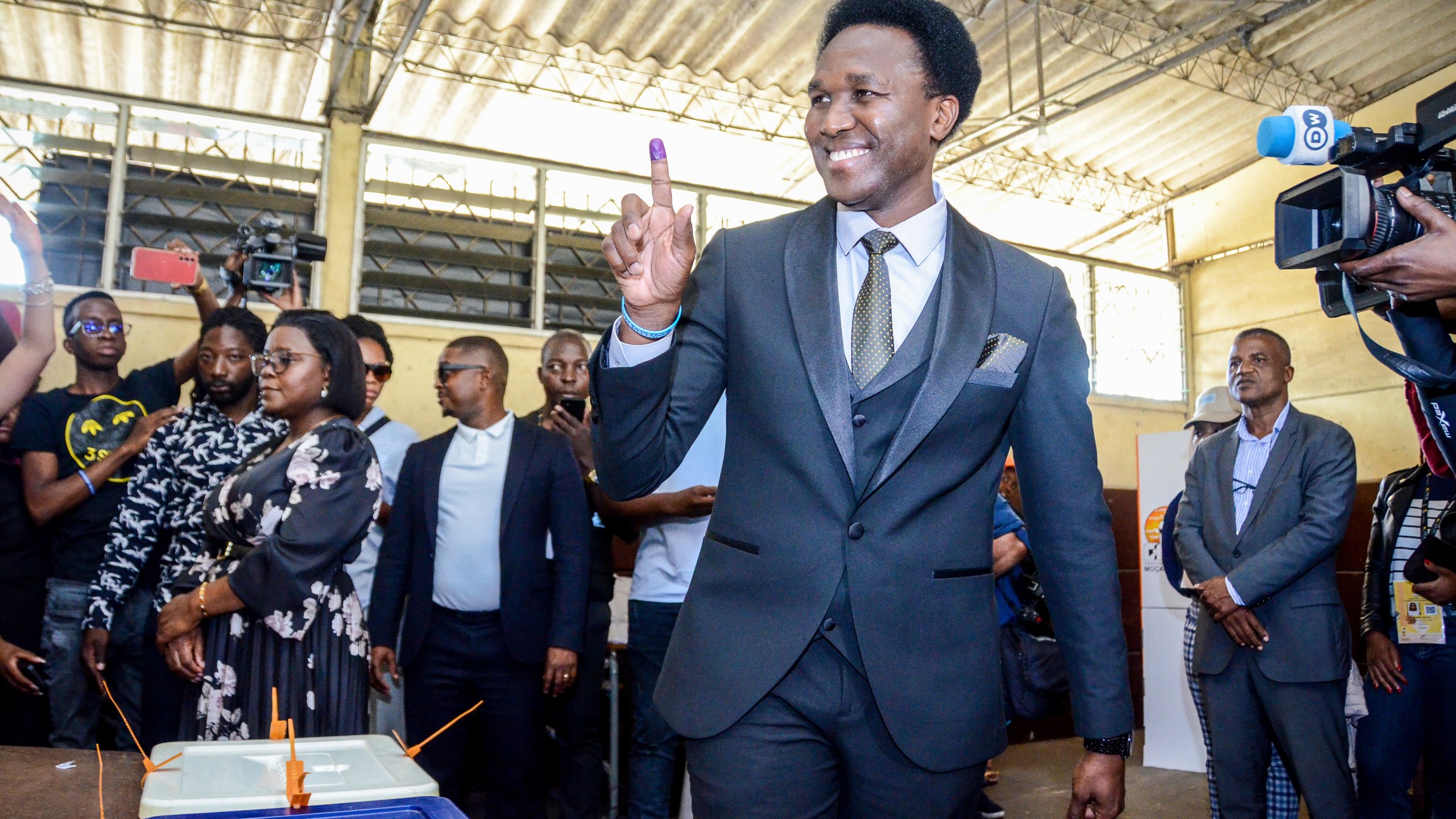 FILE - Independent candidate Venancio Mondlane holds up his finger after casting his vote in general elections in Maputo, Mozambique, Wednesday, Oct. 9, 2024. (AP Photo/Carlos Equeio, File)