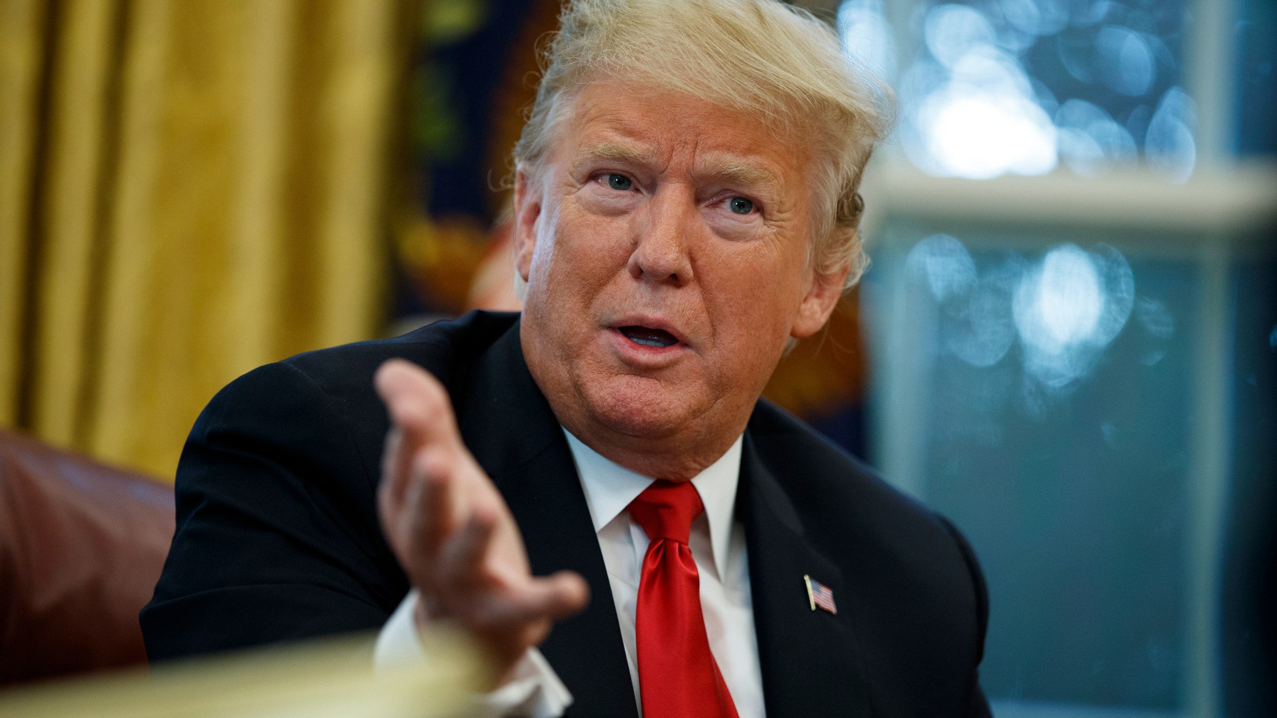 ARCHIVO - El presidente Donald Trump habla durante una entrevista con The Associated Press en la Oficina Oval de la Casa Blanca en Washington el 16 de octubre de 2018. (AP Foto/Evan Vucci, Archivo)