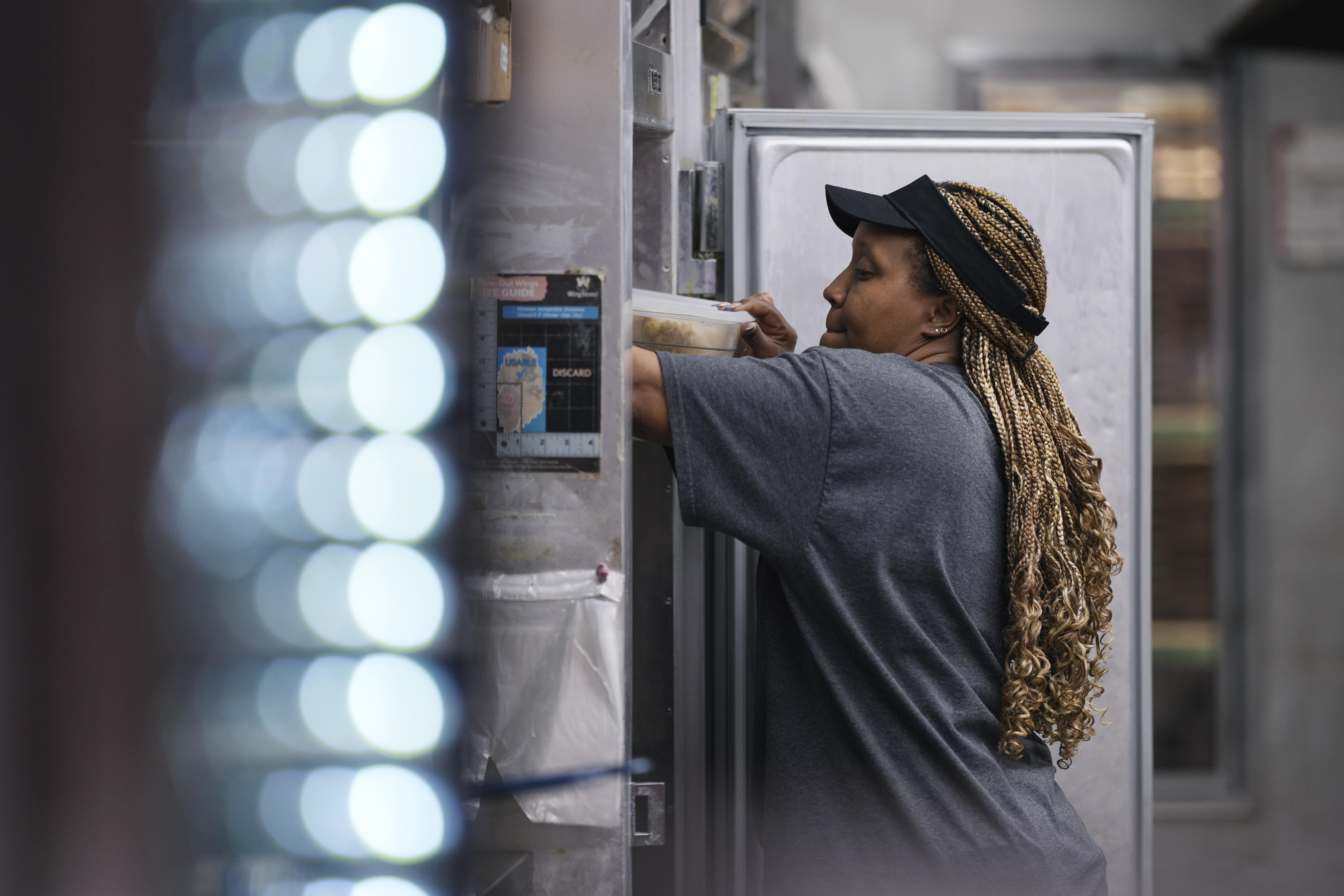 TiAnna Yeldell works in the kitchen at Pizza Hut, Thursday, Nov. 14, 2024, in Missouri City, Texas. (AP Photo/Eric Gay)